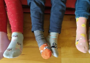 Zdjęcie nóg dzieci w różnorodnych skarpetkach